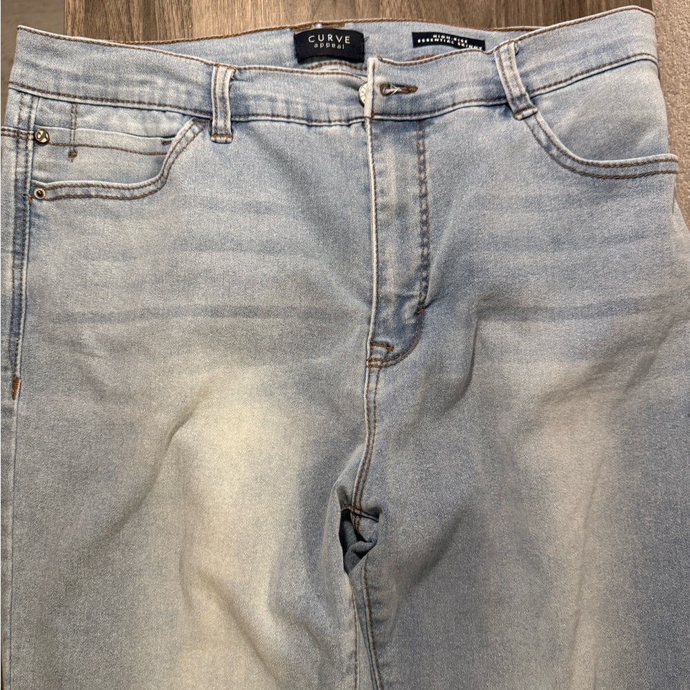 Light Wash Curve Appeal Women’s high-rise essential skinny jeans - size 12/31 - Picture 3 of 6